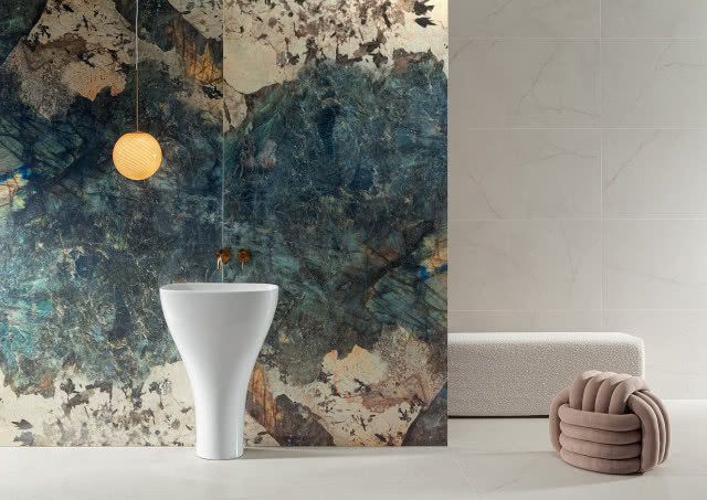 biała umywalka wolnostojąca, baterie umywalkowe podtynkowe, ławka, pufa