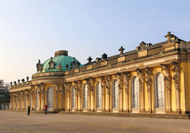 Wzniesiony w latach 1745-1747  
na polecenie Fryderyka II Wielkiego, według projektu Georga Wenzeslausa von Knobelsdorffa i szkiców samego króla, pałac Sanssouci w Poczdamie miał być letnią rezydencją inną niż wszystkie.  