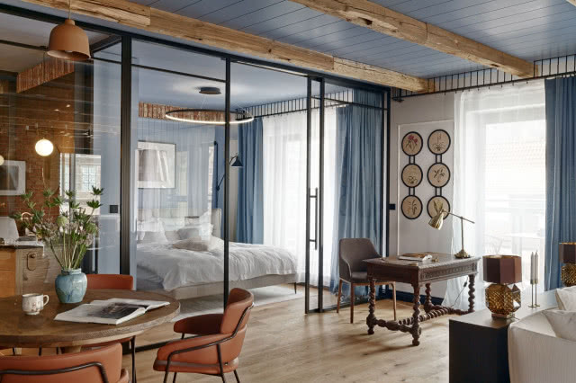 sypialnia wydzielona szklaną ścianką