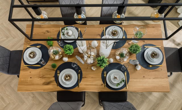 stół Monti, metalowe nogi, krzesła z metalowymi nogami, zastawa stołowa, ozdoby wielkanocne, okno balkonowe, wazony, drewniana podłoga