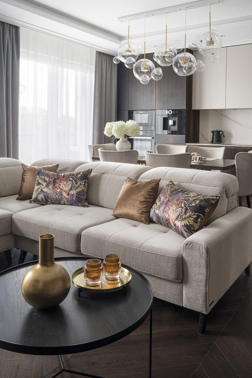 Kuchnia stylistycznie wtapia się
w salon. Jest...