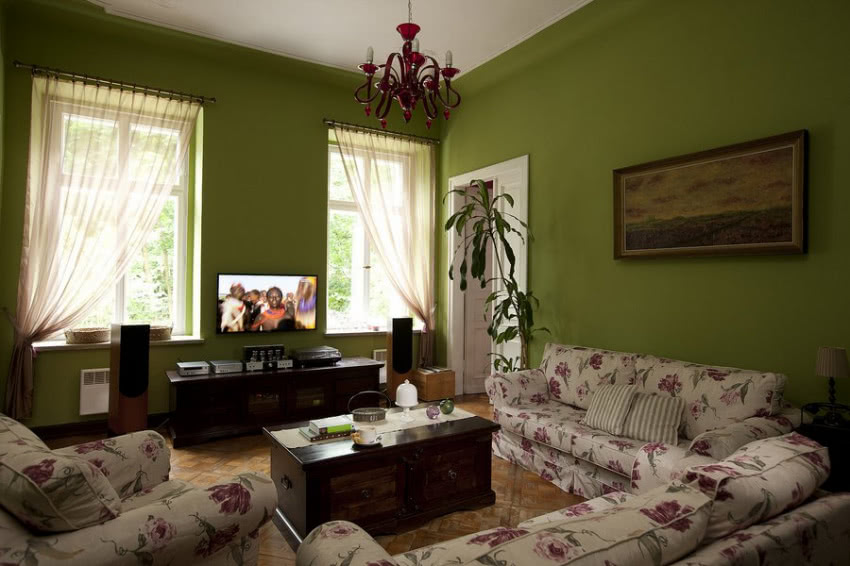 Kanapy i fotel w pokrowcach w kwiaty znakomicie...