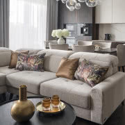 Łazienka przypomina luksusowy salon spa, w...