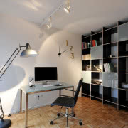 Na głównej ścianie salonu niezwykła kompozycja:...