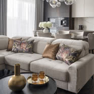 Apartament urządzony w złocie i fornirze