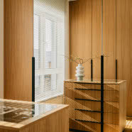 Szklany dom pod Warszawą. Tu króluje drewno!