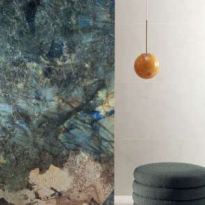 biała umywalka wolnostojąca, baterie umywalkowe podtynkowe, ławka, pufa