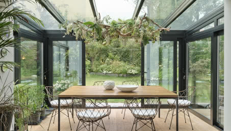 Zielone mieszkanie na Grochowie. Ma dwie szklane oranżerie!