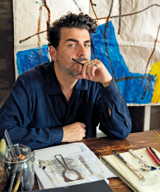 Gianni Cinti 
Wszechstronny włoski projektant działający na styku mody, grafiki i ilustracji, należy do grona twórców, którzy z równą swobodą poruszają się między tradycją a współczesno-ścią. Absolwent Istituto Superiore per le Industrie Artistiche w Urbino przez pięć lat współpracował z Gianfranco Ferré, by następnie otworzyć własne studio projektowe  
w Mediolanie. Tworząc kolekcję Heritage dla Rosenthal, sięgnął do bogatej historii manufaktury i nadał jej  nowoczesną interpretację. 