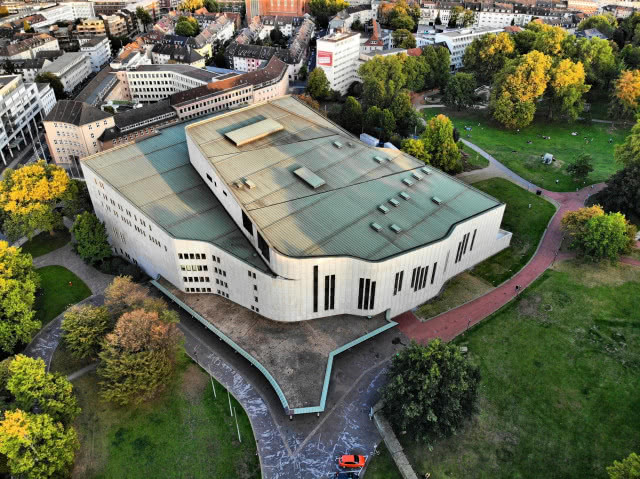 opera ujęta z góry w kształcie fortepianu