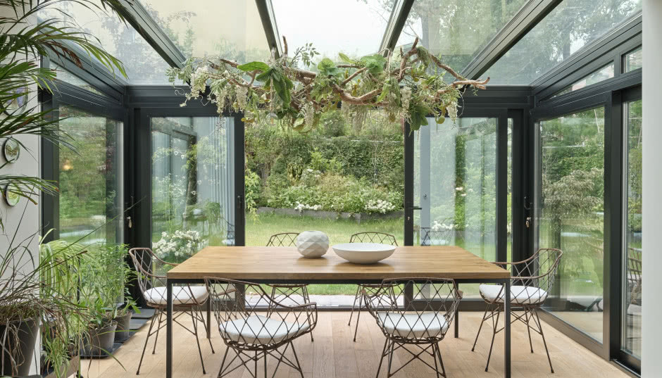 Zielone mieszkanie na Grochowie. Ma dwie szklane oranżerie!