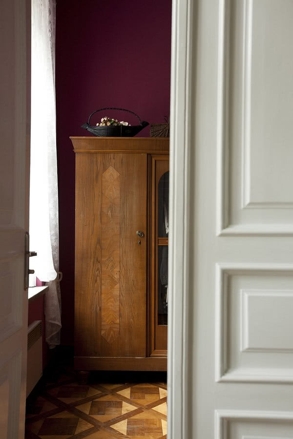 Wśród antyków. Dostojne stare meble znakomicie...