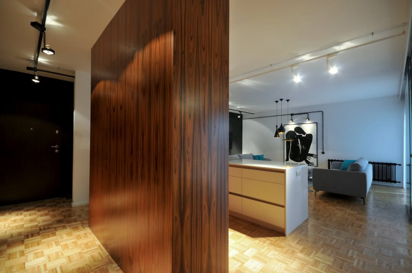 Jedną ze ścian holu stanowią plecy kuchennej...