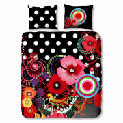 Elegancki porcelanowy wazon jest istotnym...