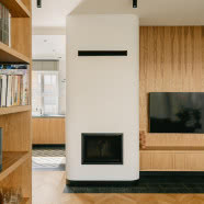 Szklany dom pod Warszawą. Tu króluje drewno!