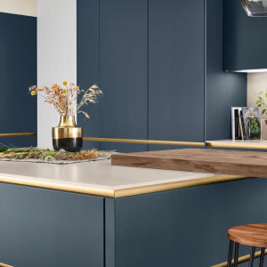 Ekskluzywne kuchnie Verle w odcieniach granatu. Zobacz najlepsze realizacje