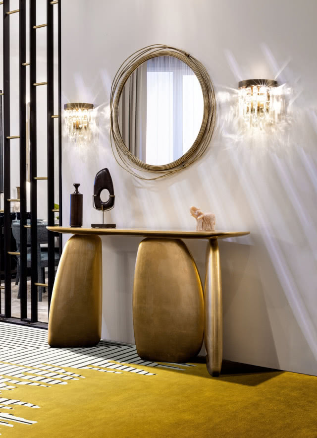 złota konsola i żółty dywan i czarne dodatki, przedpokój