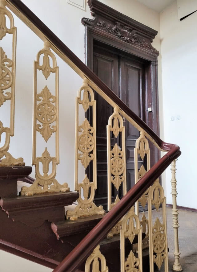 fragment balustrady i drzwi