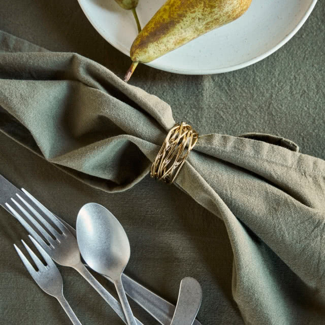 zielona serwetka ze złotą obrączką