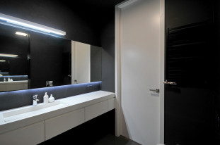 Czarna i biała łazienka