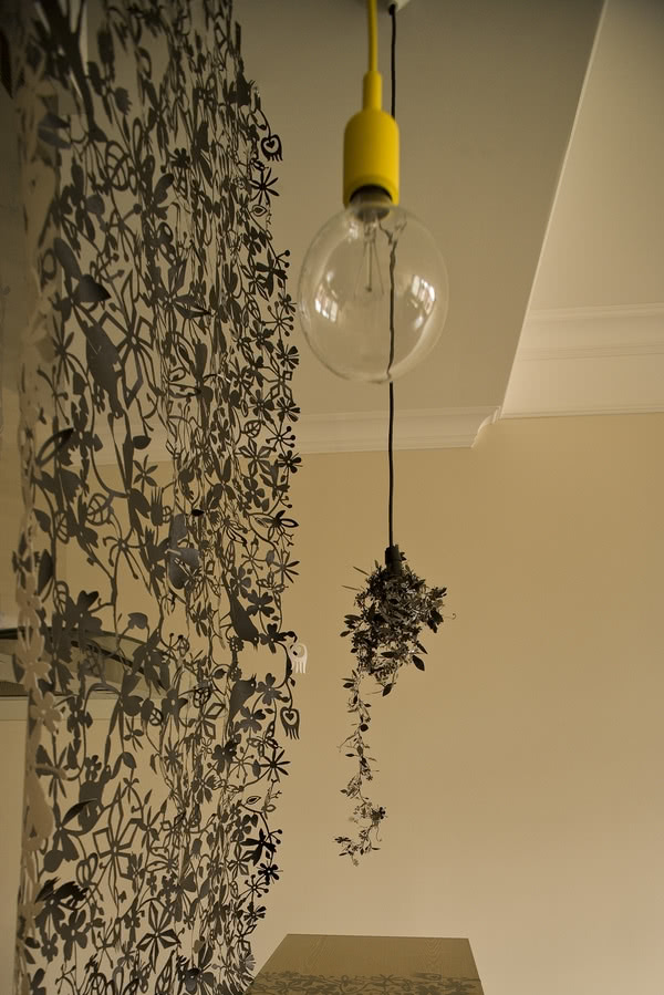 Papierowa "koronka" oddziela kuchnię od salonu.