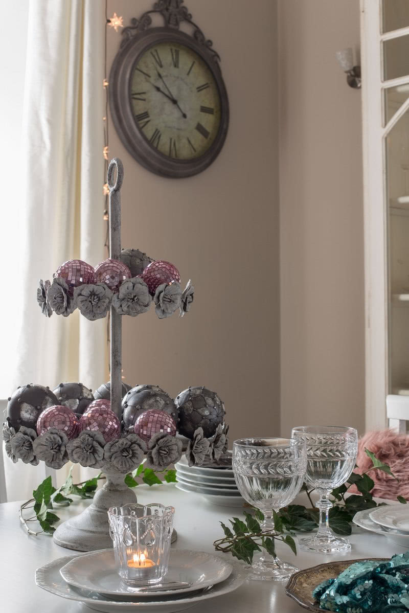 Pomysł na dekorację świątecznego stołu - bombki...