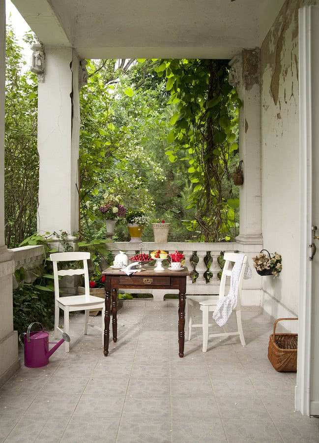 Letni salon - stół na ganku starej willi.