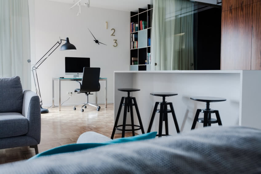 Aby doświetlić salon, powiększono go o wnękę, w...