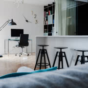 Na głównej ścianie salonu niezwykła kompozycja:...