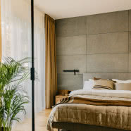 Szklany dom pod Warszawą. Tu króluje drewno!