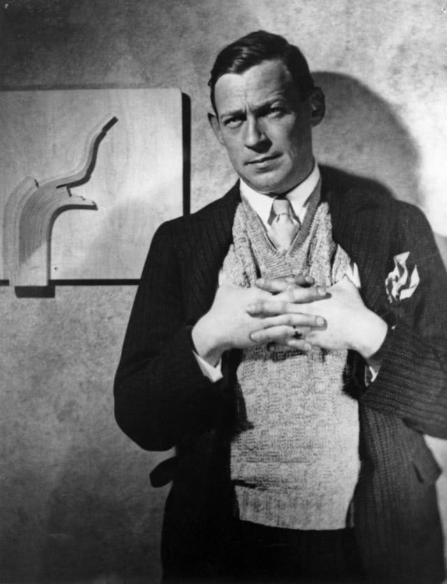 mężczyzna w kamizelce