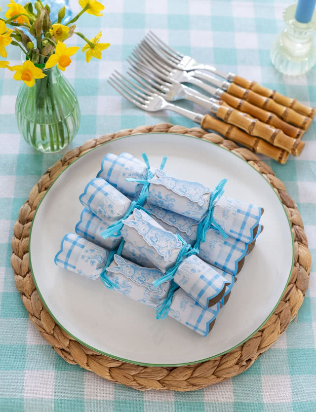 błękitne papierowe serwetki na talerzu