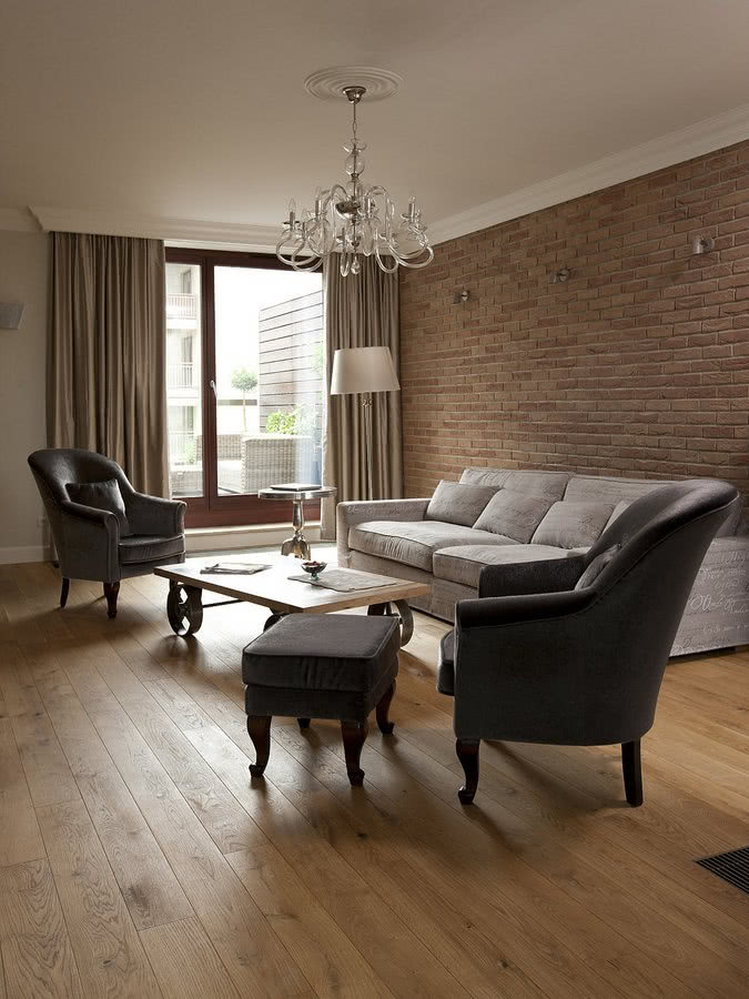 Ceglana ściana i sztukaterie pod sufitem...