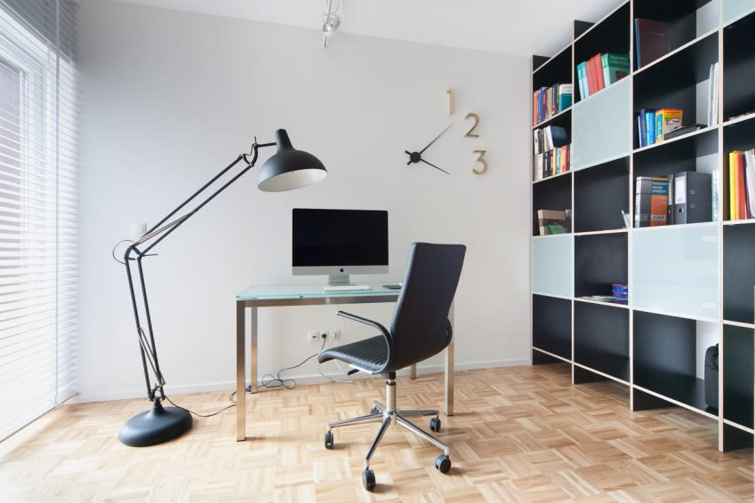 Efektowna, przeskalowana lampa i zegar nadają...