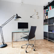 Na głównej ścianie salonu niezwykła kompozycja:...