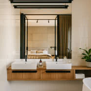 Szklany dom pod Warszawą. Tu króluje drewno!