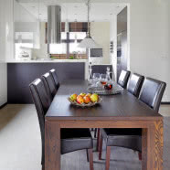 Nowoczesny dom za miastem z ciepłym wnętrzem