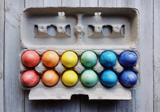 Naturalne barwniki do jajek - jak ufarbować jajka na różne kolory prosto i tanio