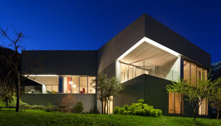 Oświetlenie zewnętrzne domu - jak rozmieścić i podłączyć? Led czy kinkiety? 