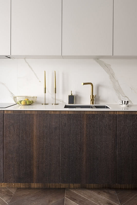 Kuchnia w ciemnym drewnie