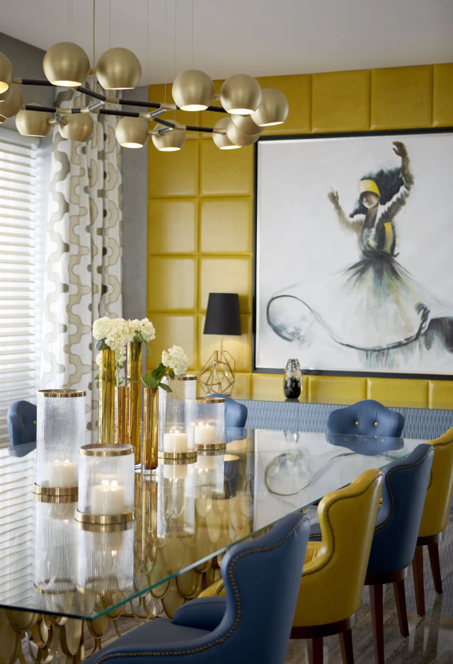 jadalnia żółto-niebieska, ściana z fakturą i obrazem czarno-białym