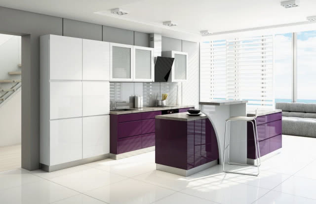 Lamja, kuchnia lakierowana, fronty z frezem spełniającym rolę uchwytu, kolor frontów w pełnej gamie kolorystycznej firmy Renner, AGATA MEBLE