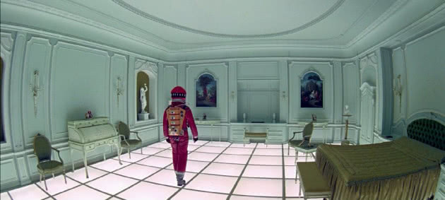 2001. Odyseja kosmiczna - kadr z filmu - klasycystyczne wnętrze z podświetloną podłogą