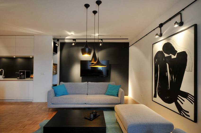 Rozpięte na białej ścianie czarne kable pełnią...