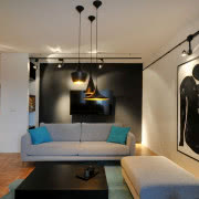 Na głównej ścianie salonu niezwykła kompozycja:...