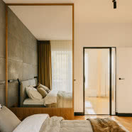 Szklany dom pod Warszawą. Tu króluje drewno!