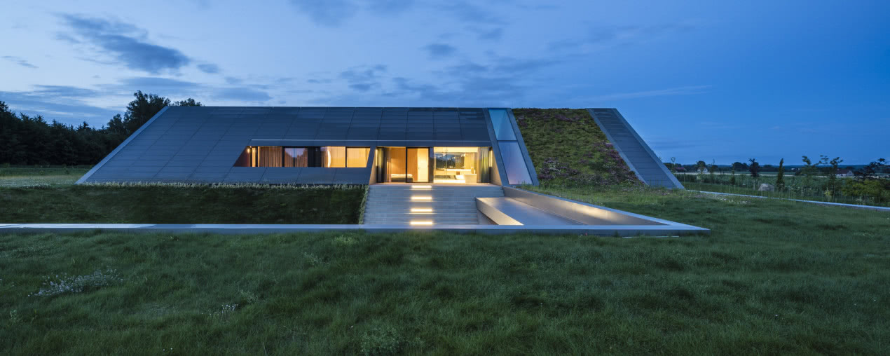 Ma zielony dach i podziemne korytarze! Ten innowacyjny dom zaprojektował polski architekt!