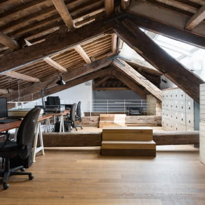 Czy drewniany parkiet w biurze ma sens?