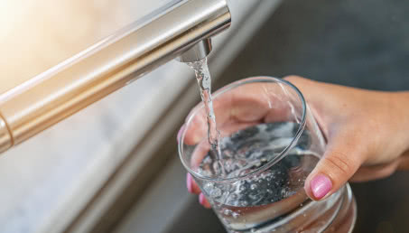 Czy warto zainwestować w zmiękczacz wody do domu?