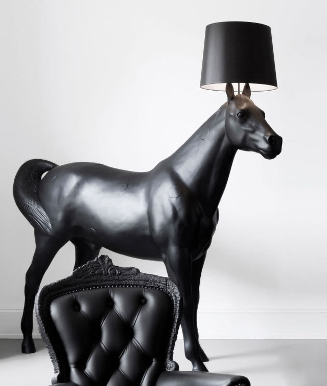 Horse Lamp ma wymiary  
konia o naturalnej wielkości, tyle że wykonanego z poliestru. Zamknięty od góry klosz lampy wykonany jest się z PVC wiskozy i metalowej ramy. Wnętrze klosza ma srebrnoszary kolor, który doskonale odbija światło. Lampa przeznaczona jest tylko do użytku we wnętrzach.